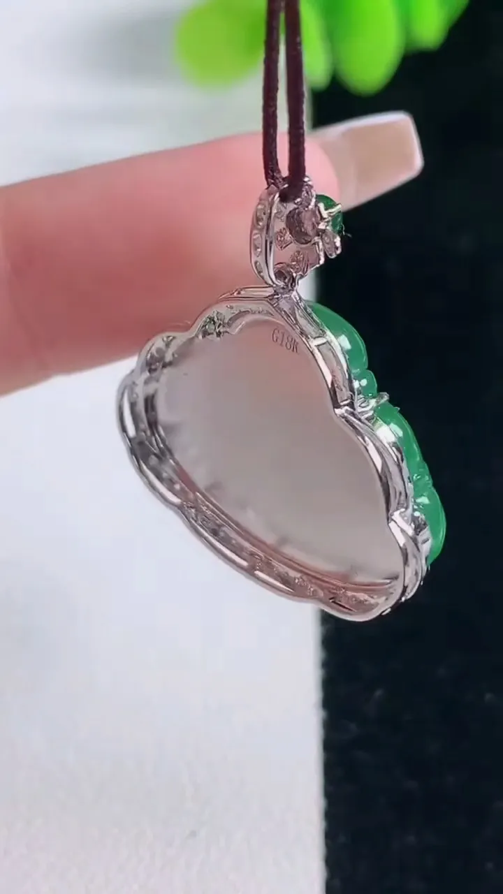 天然A货翡翠佛公吊坠，尺寸28.3-24.5-6.6，裸石17.5-22.8重量:5.07g
12月20日