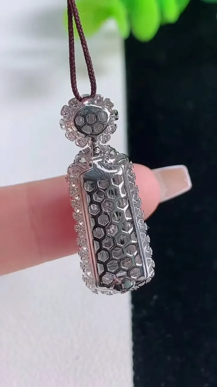 天然A货翡翠无事牌吊坠，尺寸30.4-10-7.8，裸石17.2-7重量:3.30g
12月20日