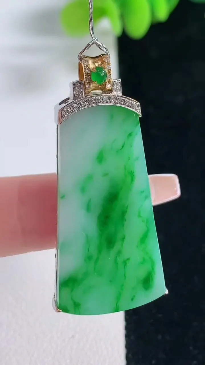 天然A货翡翠无事牌吊坠，尺寸36.5-18-5，重量:7.52g
12月20日