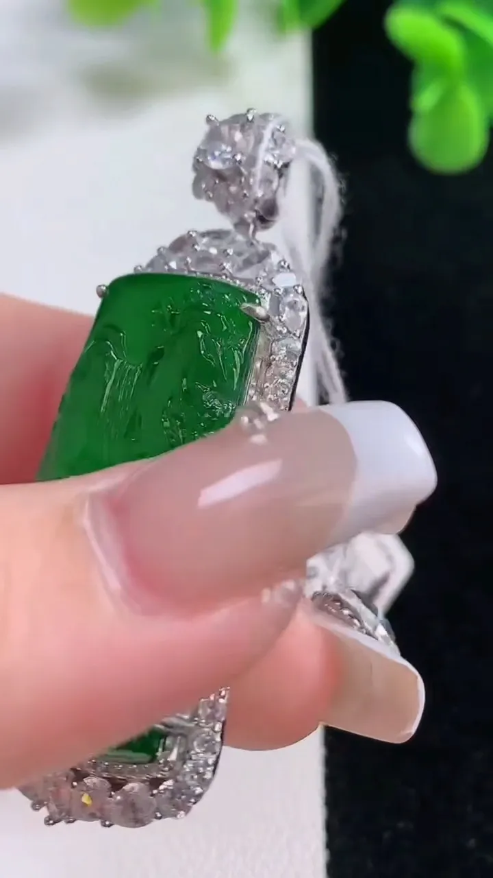 天然A货翡翠山水牌吊坠，尺寸53.9-23-9.4，裸石35.8-20重量:11.37g
12月20日