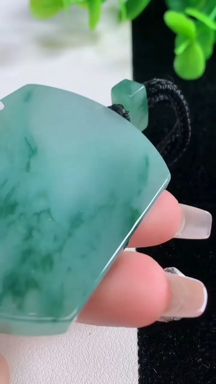 天然A货翡翠冰种飘花仿古无事牌吊坠，尺寸56-42.2-5.6，重量:43.98g
12月20日