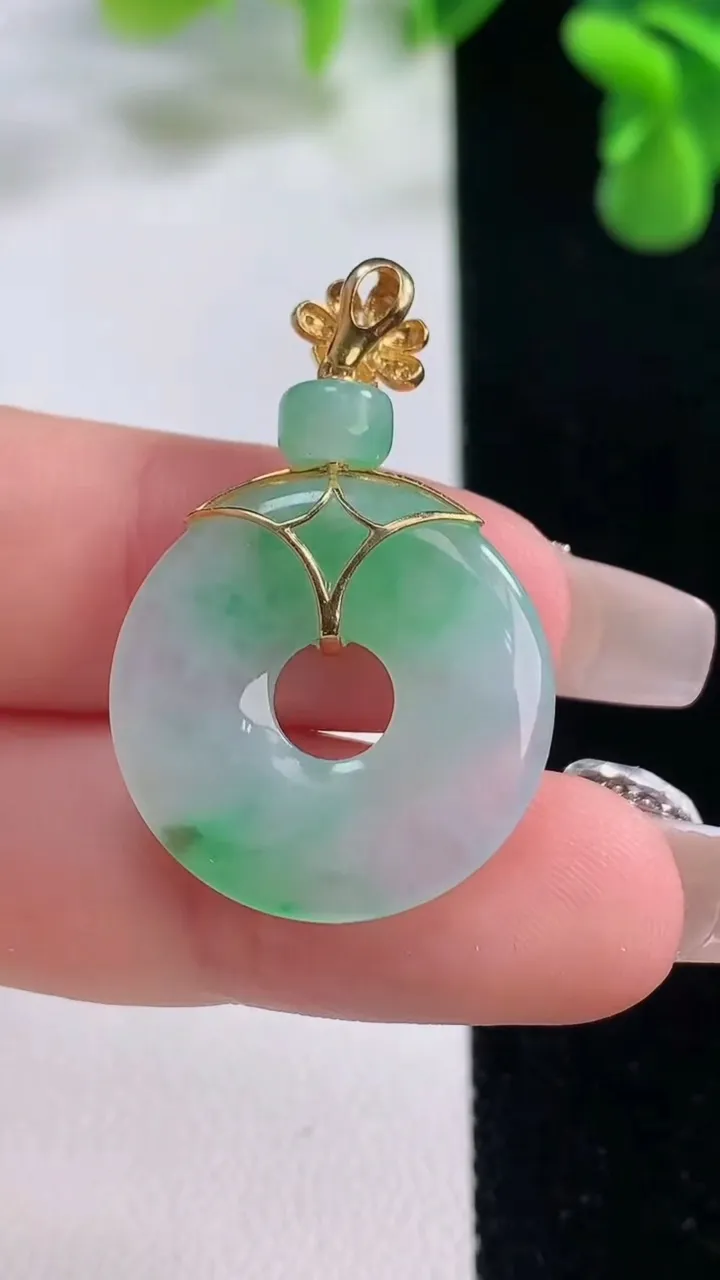 天然A货翡翠平安环吊坠，尺寸21.8-3.6，重量:4.76g
12月20日