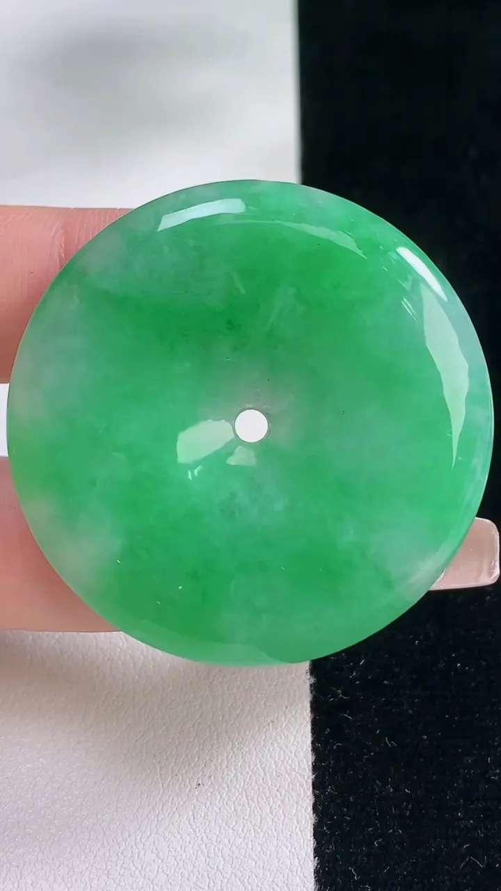 天然A货翡翠平安扣吊坠，尺寸42-5.8，重量:21.82g
12月20日