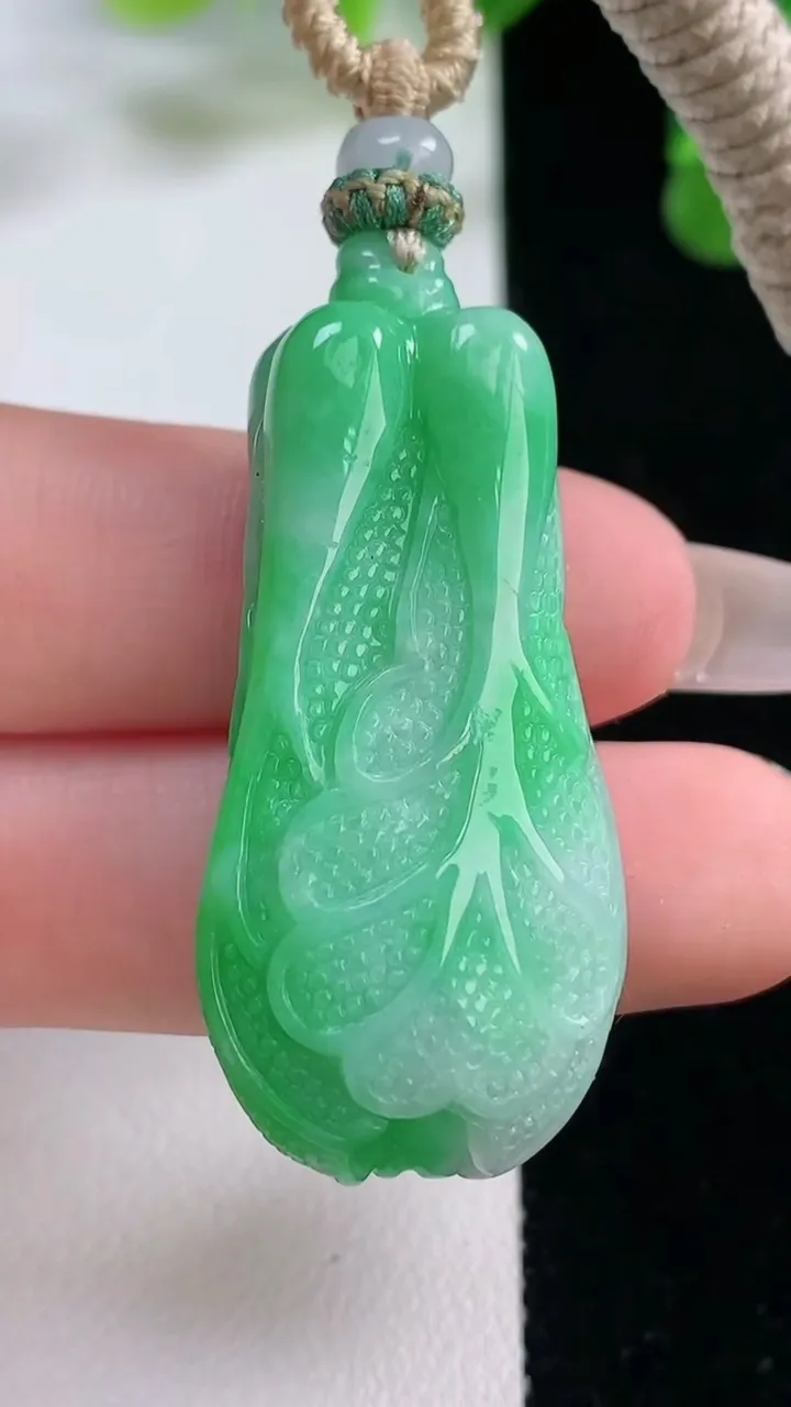 天然A货翡翠白菜吊坠，尺寸42-19.7-10.3，重量:18.57g
12月20日