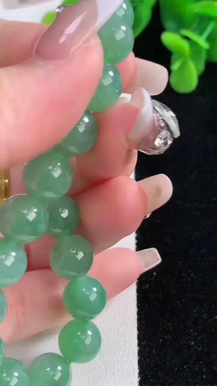 天然A货翡翠圆珠手串，尺寸9.8-26颗，重量:34.33g12月20日
工厂直销收藏佳品,种好水足，色泽均匀，有种有色，上手高大气！