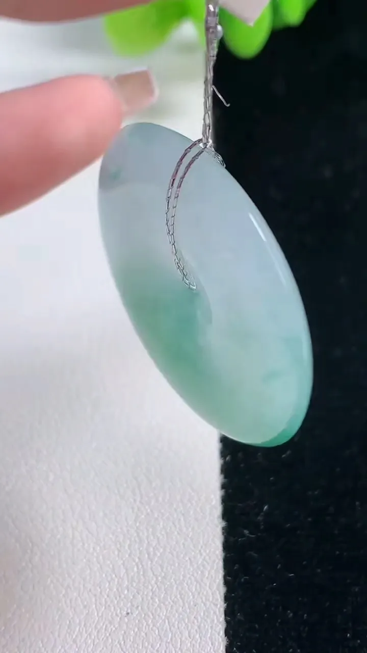 天然A货翡翠平安扣吊坠，尺寸35-4.7，重量:14.70g
12月20日