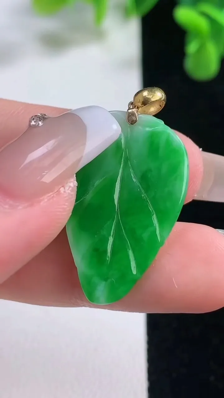 天然A货翡翠金枝玉叶 叶子吊坠，尺寸27.3-19.5-2.7，重量:2.90g
12月20日