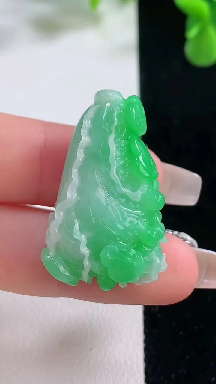 天然A货翡翠白菜吊坠，尺寸33-20.9-11.6，重量:11.78g
12月20日