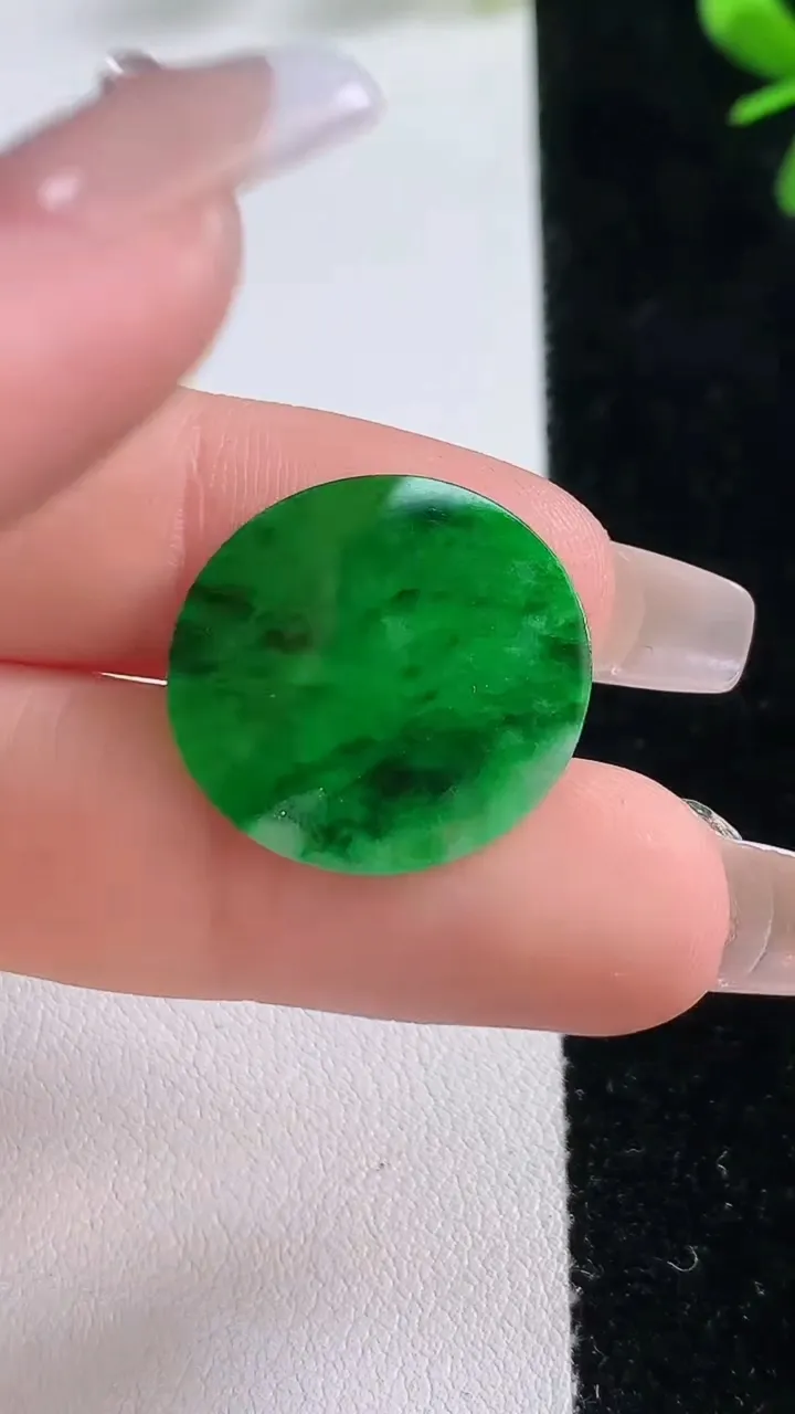 天然A货翡翠无事牌镶嵌件，尺寸20.8-1，重:0.90g
12月20日