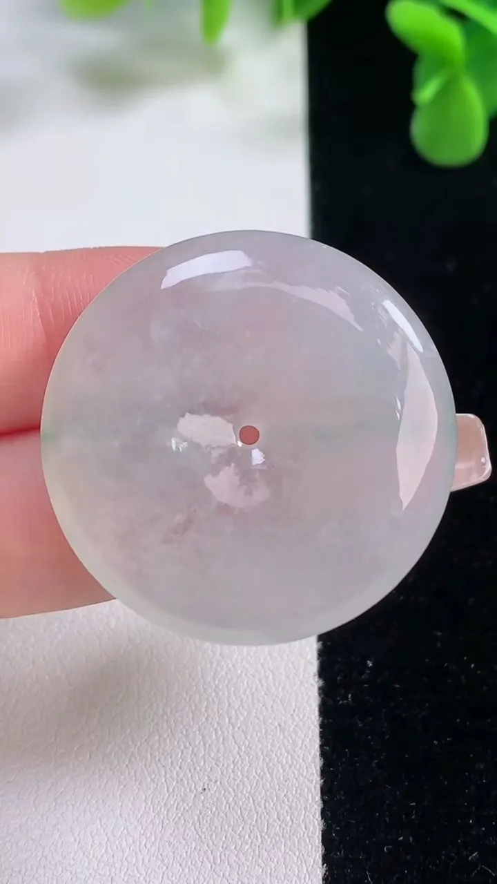 天然A货翡翠冰种飘花平安扣吊坠，尺寸33.2-6，重量:14.23g
12月20日