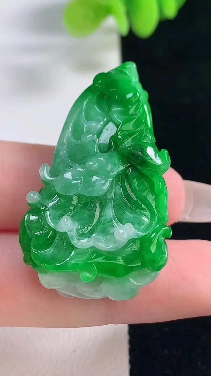 天然A货翡翠白菜吊坠，尺寸40.4-24-10.8，重量:12.65g
12月20日