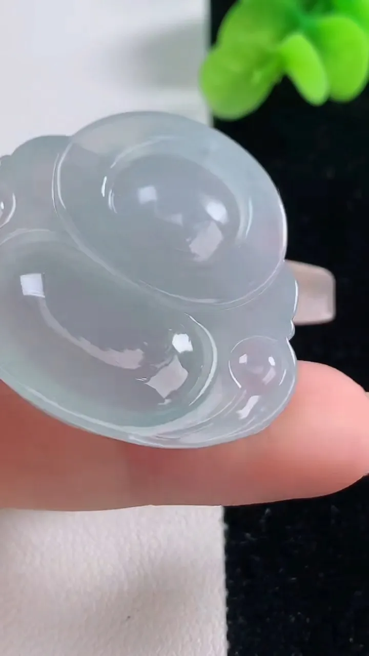 天然A货翡翠种白冰佛公吊坠，尺寸35-38.6-10.5，重量:20.68g
12月20日