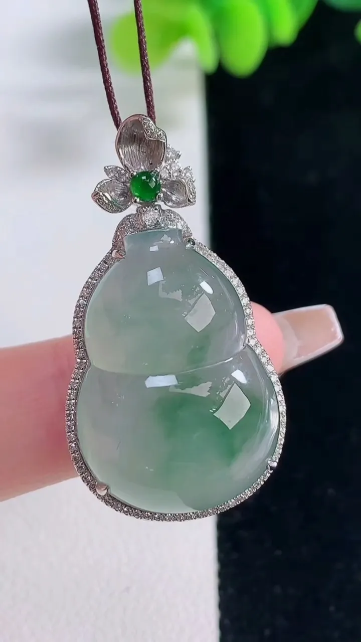 天然A货翡翠种飘花葫芦吊坠，尺寸35.7-19.5-10.6，裸石25-17.5重量:7.63g
12月20日