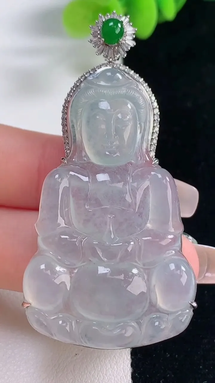 天然A货翡翠种白冰观音菩萨吊坠，尺寸61-49.6-30.6-8.7，重量:16.00g
12月20日