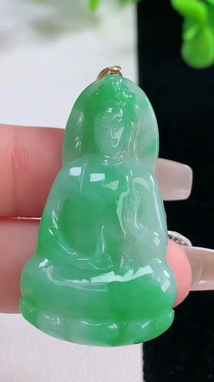 天然A货翡翠观音菩萨吊坠，尺寸42.4-24-5.3，重量:10.45g
12月20日
