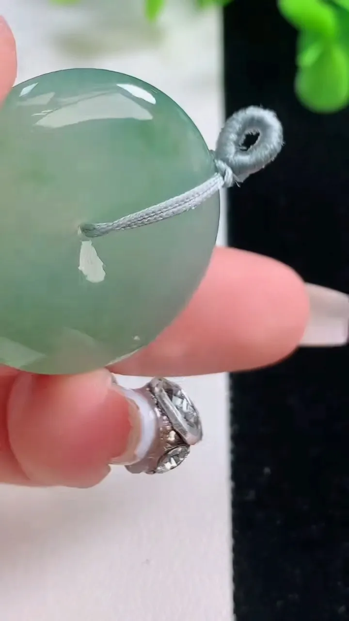 天然A货翡翠平安扣吊坠，尺寸30.7-5.9，重量:12.33g
12月20日