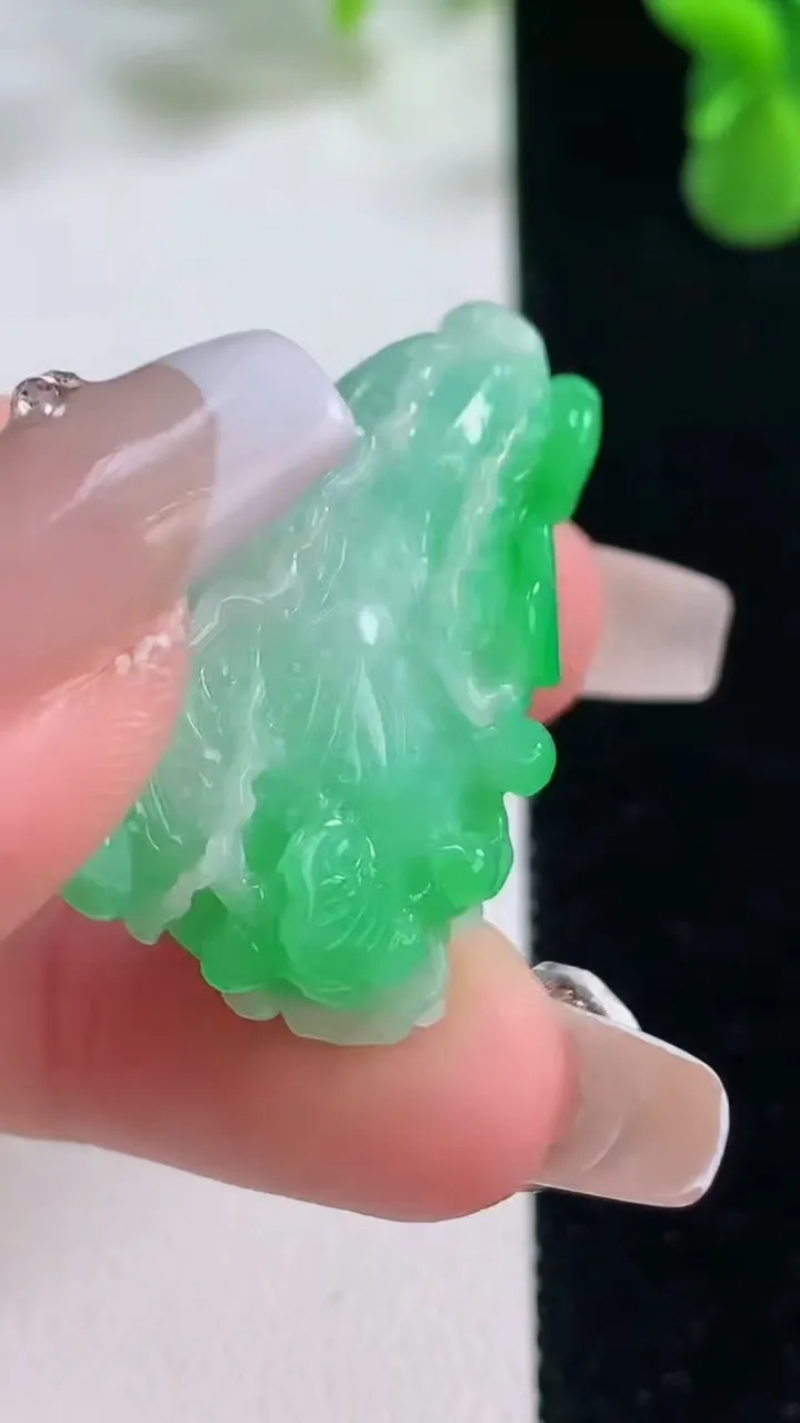 天然A货翡翠白菜吊坠，尺寸33-20.9-11.6，重量:11.78g
12月20日