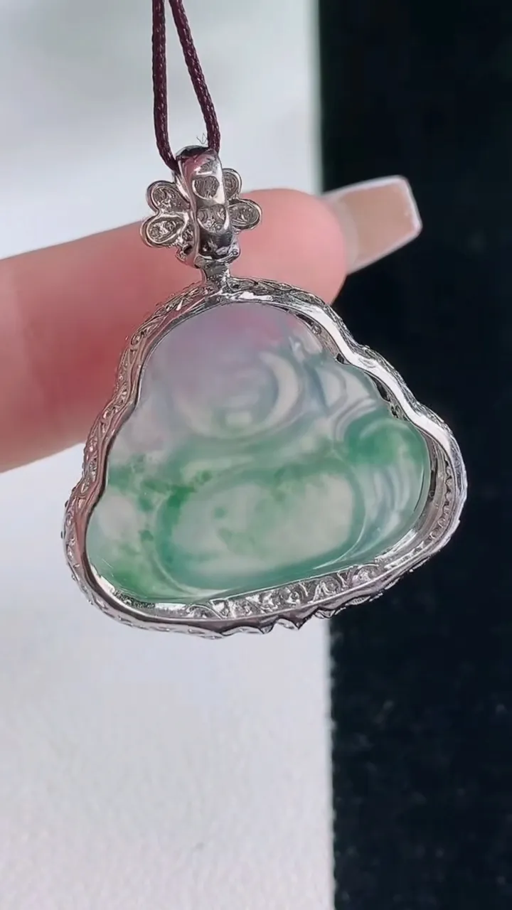 天然A货翡翠种飘花佛公吊坠，尺寸29.8-25-8.8，裸石18.7-24重量:4.97g
12月20日