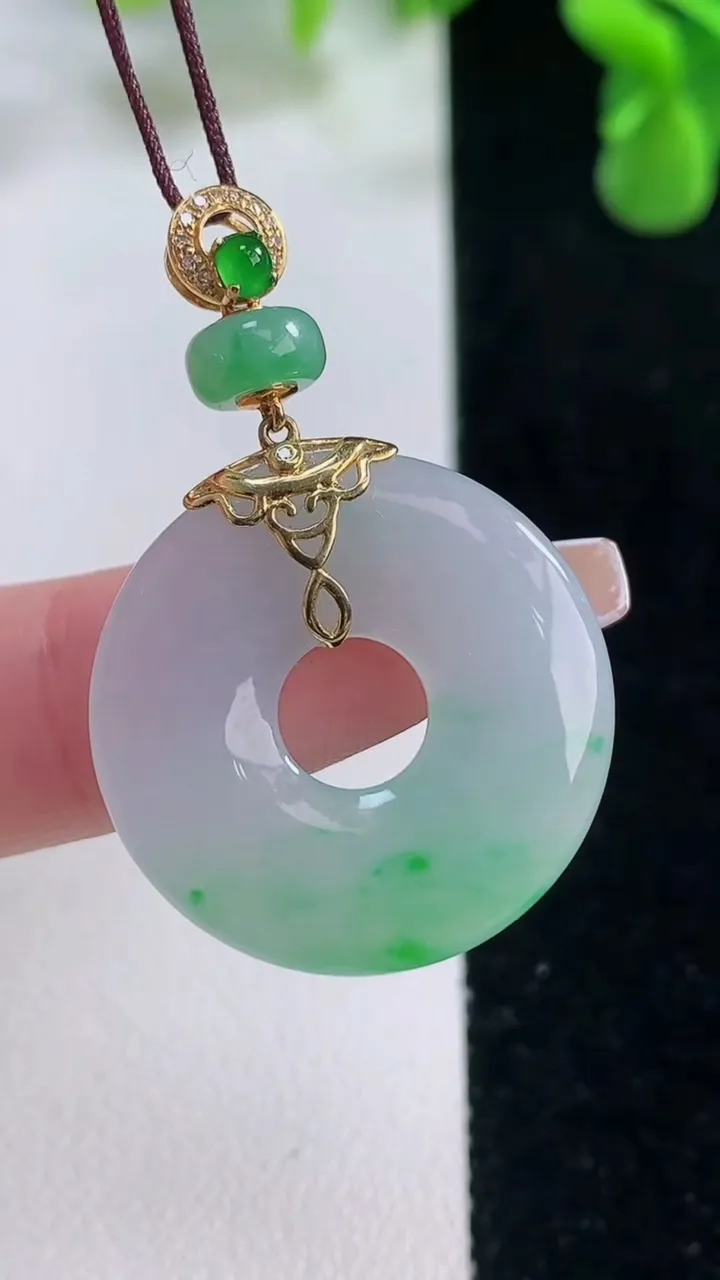 天然A货翡翠平安环吊坠，尺寸24.5-3.4，重量:5.62g
12月20日