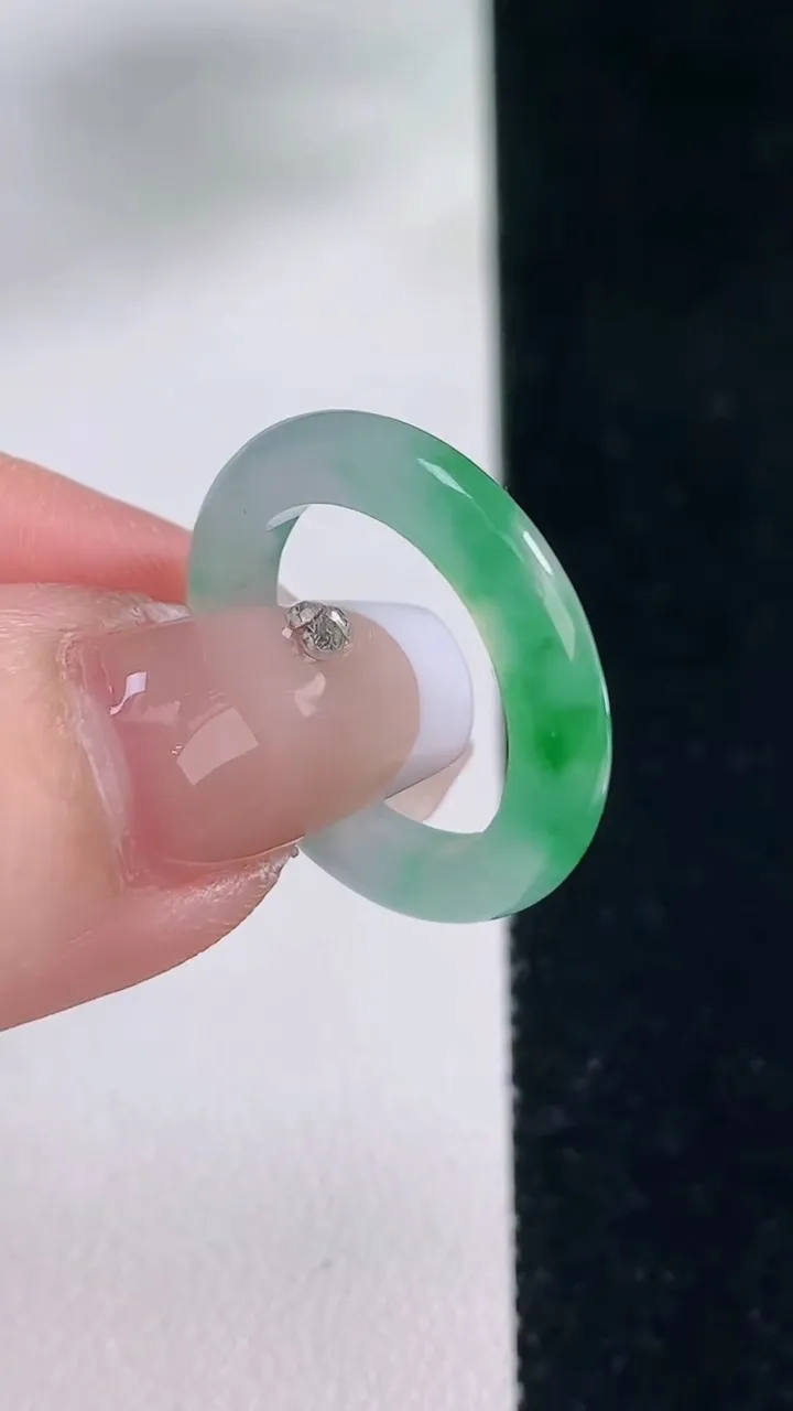 天然A货翡翠指环戒指，尺寸16.5-3.6-3.3，重量:2.51g2025年12月20日
工厂直销
