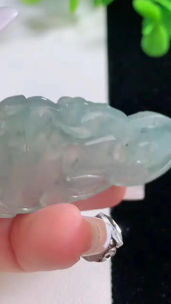 天然A货翡翠种飘花虚空藏菩萨吊坠，尺寸51-28.3-5.3，重量:15.14g
12月20日