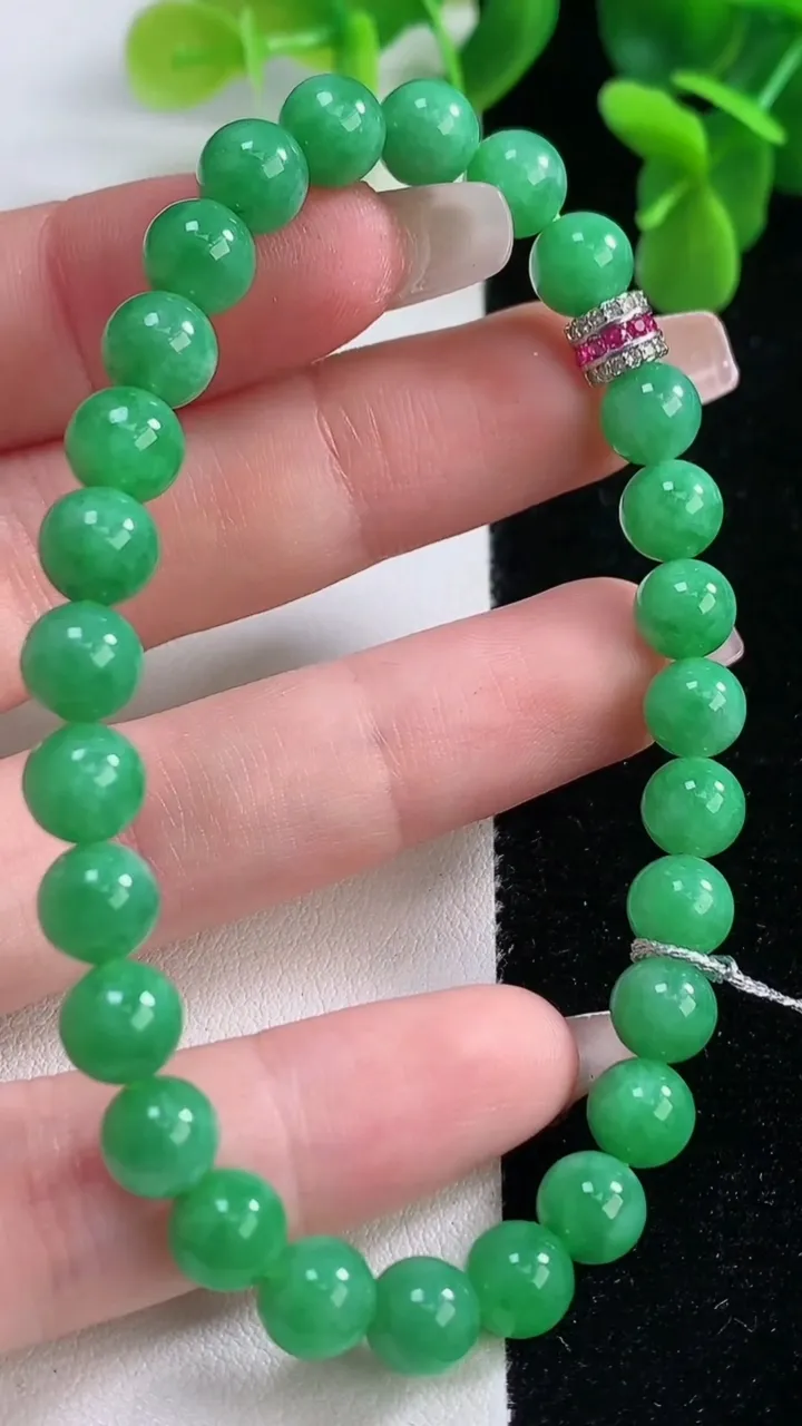 天然A货翡翠圆珠手串，尺寸6.9-27颗，重量:16.35g12月20日
工厂直销收藏佳品,种好水足，色泽均匀，有种有色，上手高大气！