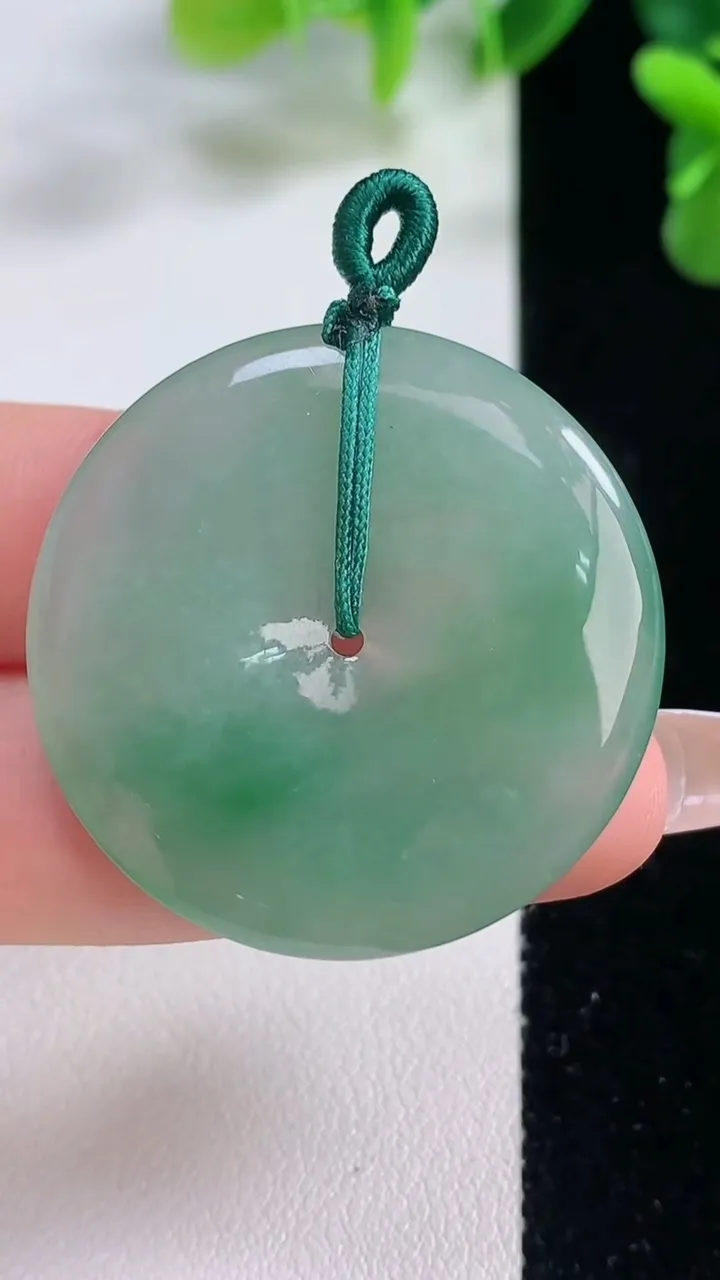 天然A货翡翠平安扣吊坠，尺寸34.5-4.9，重量:12.29g
12月20日