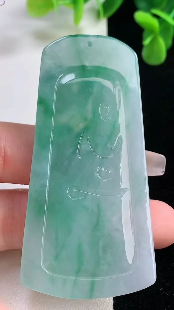 天然A货翡翠祥龙大日如来吊坠，尺寸68.6-33.8-5.4，重量:25.83g
12月20日