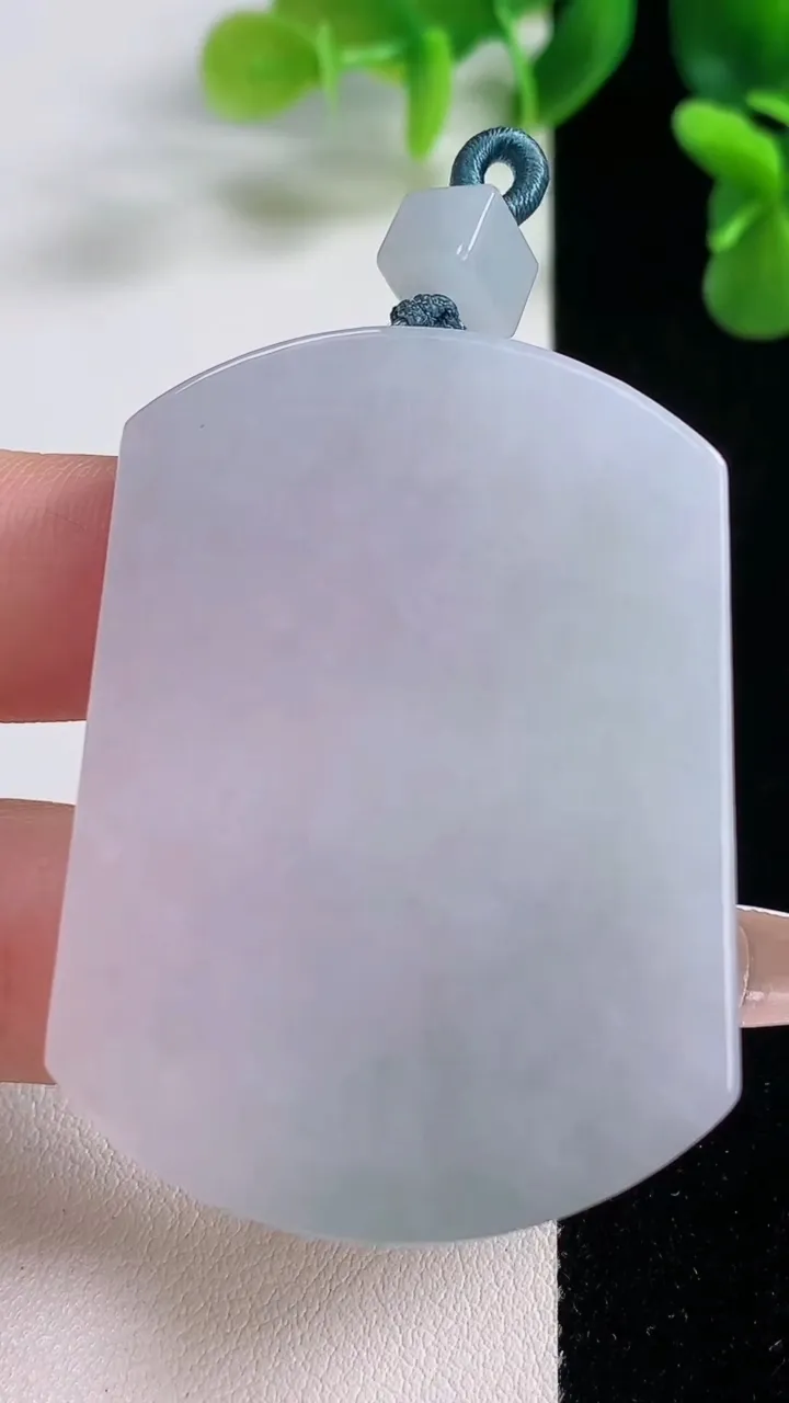 天然A货翡翠无事牌吊坠，尺寸49.5-37-6，重量:33.28g
12月20日