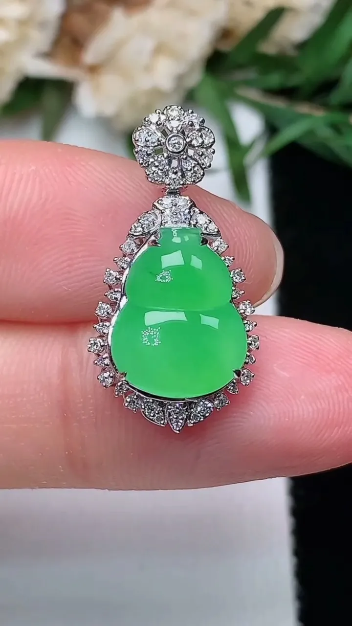 天然A货翡翠葫芦吊坠，尺寸23.4-12.2-7.8，裸石11.7-9
12月20日