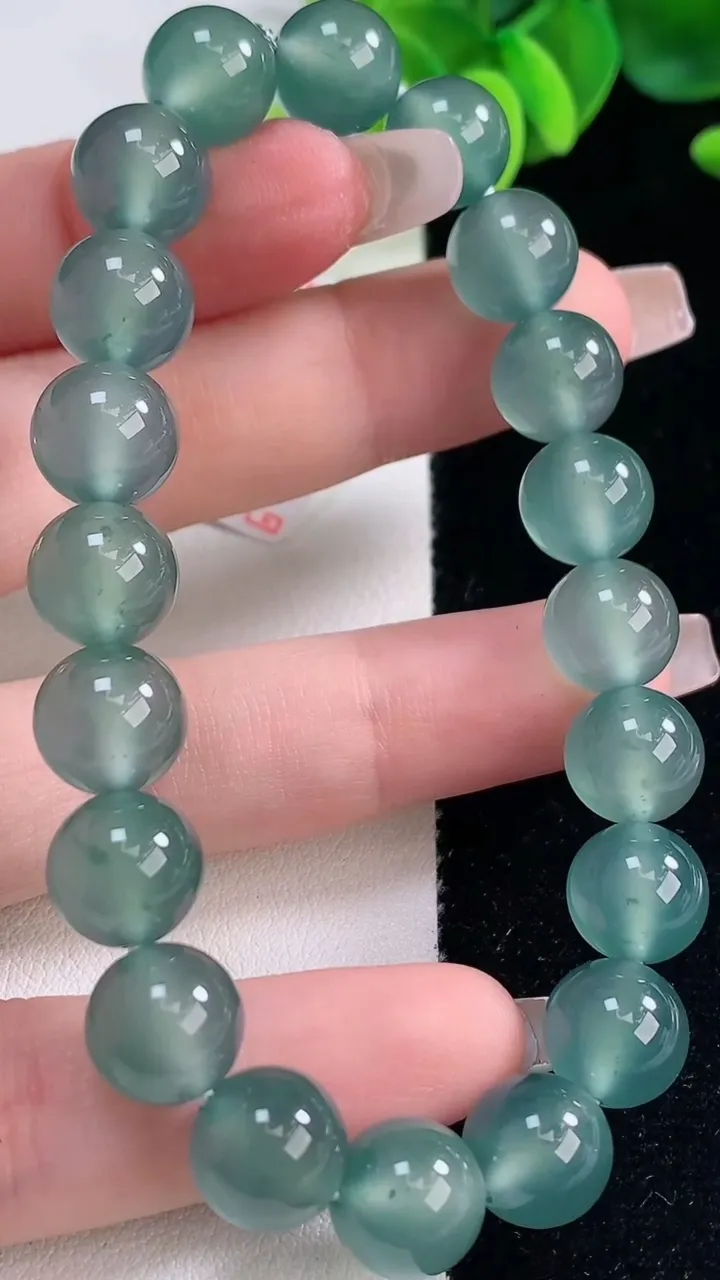 天然A货翡翠种蓝水圆珠手串，尺寸10-20颗，重量:33.24g12月20日
工厂直销收藏佳品,种好水足，色泽均匀，有种有色，上手高大气！