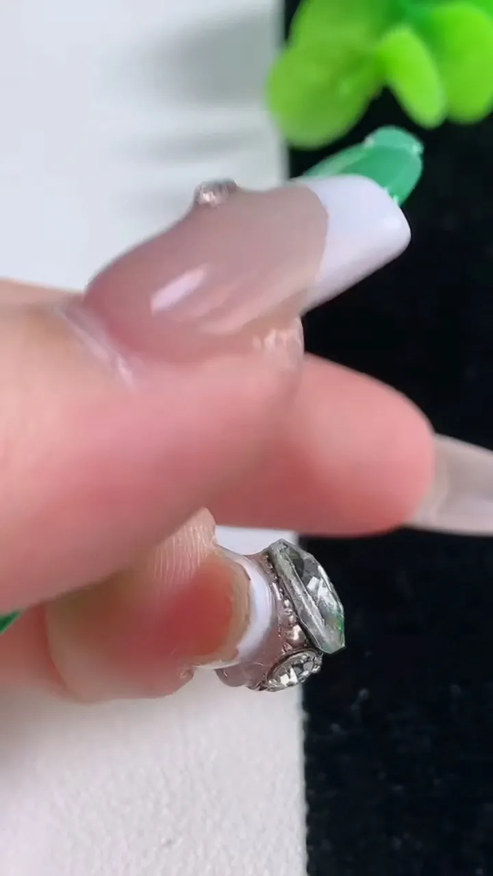 天然A货翡翠金枝玉叶 叶子吊坠，尺寸62.4-30-4.4，重量:14.17g
12月20日