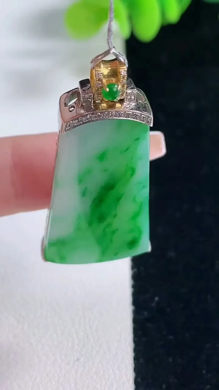 天然A货翡翠无事牌吊坠，尺寸36.5-18-5，重量:7.52g
12月20日