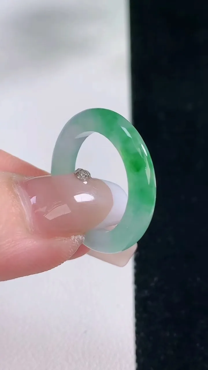 天然A货翡翠指环戒指，尺寸16.5-3.6-3.3，重量:2.51g2025年12月20日
工厂直销收藏佳品,种好水足，色泽均匀，有种有色，上手高大气！
