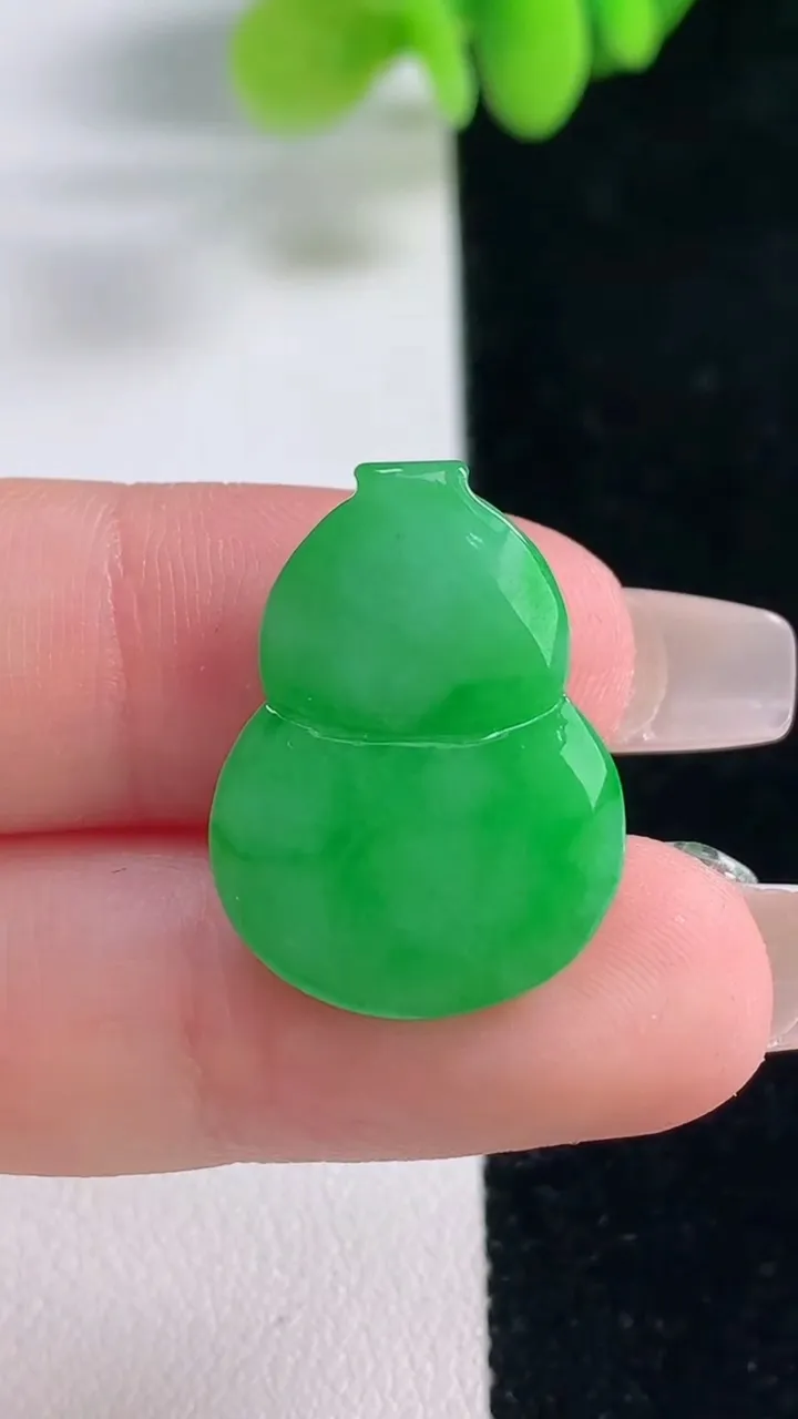 天然A货翡翠葫芦镶嵌件，尺寸23-17.2-5.8，重量:3.98g
12月20日