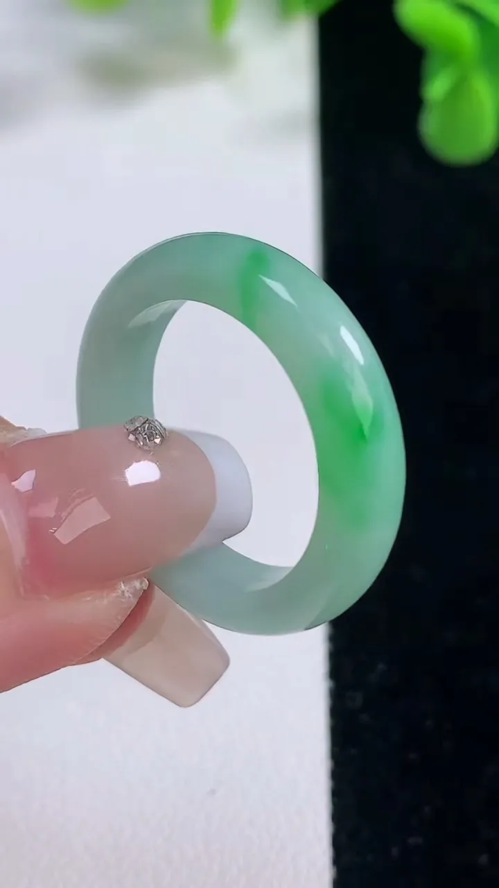 天然A货翡翠指环戒指，尺寸20-5.4-3.4，重量:4.82g2025年12月20日
工厂直销收藏佳品,种好水足，色泽均匀，有种有色，上手高大气！