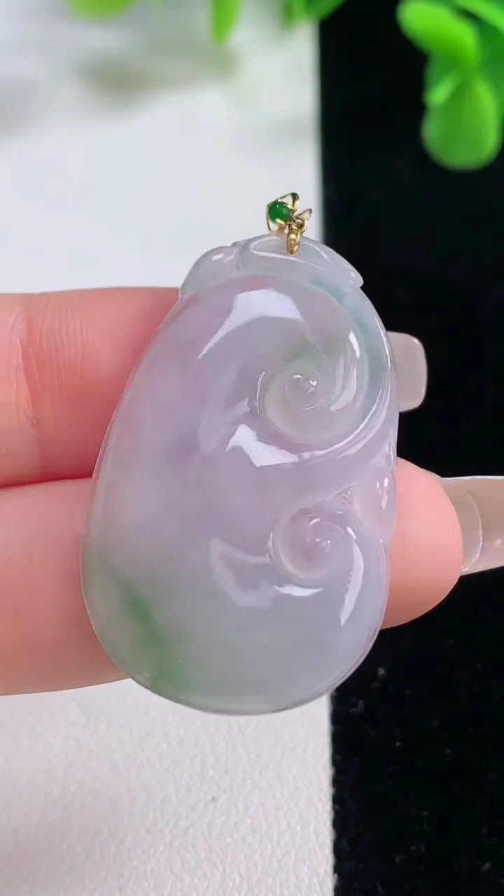 天然A货翡翠如意吊坠，尺寸36-22.2-3.6，重量:6.06g
12月20日