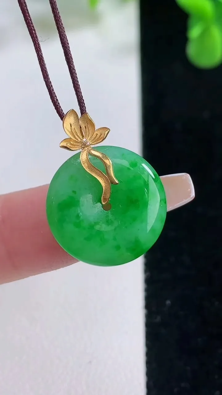 天然A货翡翠平安扣吊坠，尺寸17-3.4，重量:2.23g
12月20日