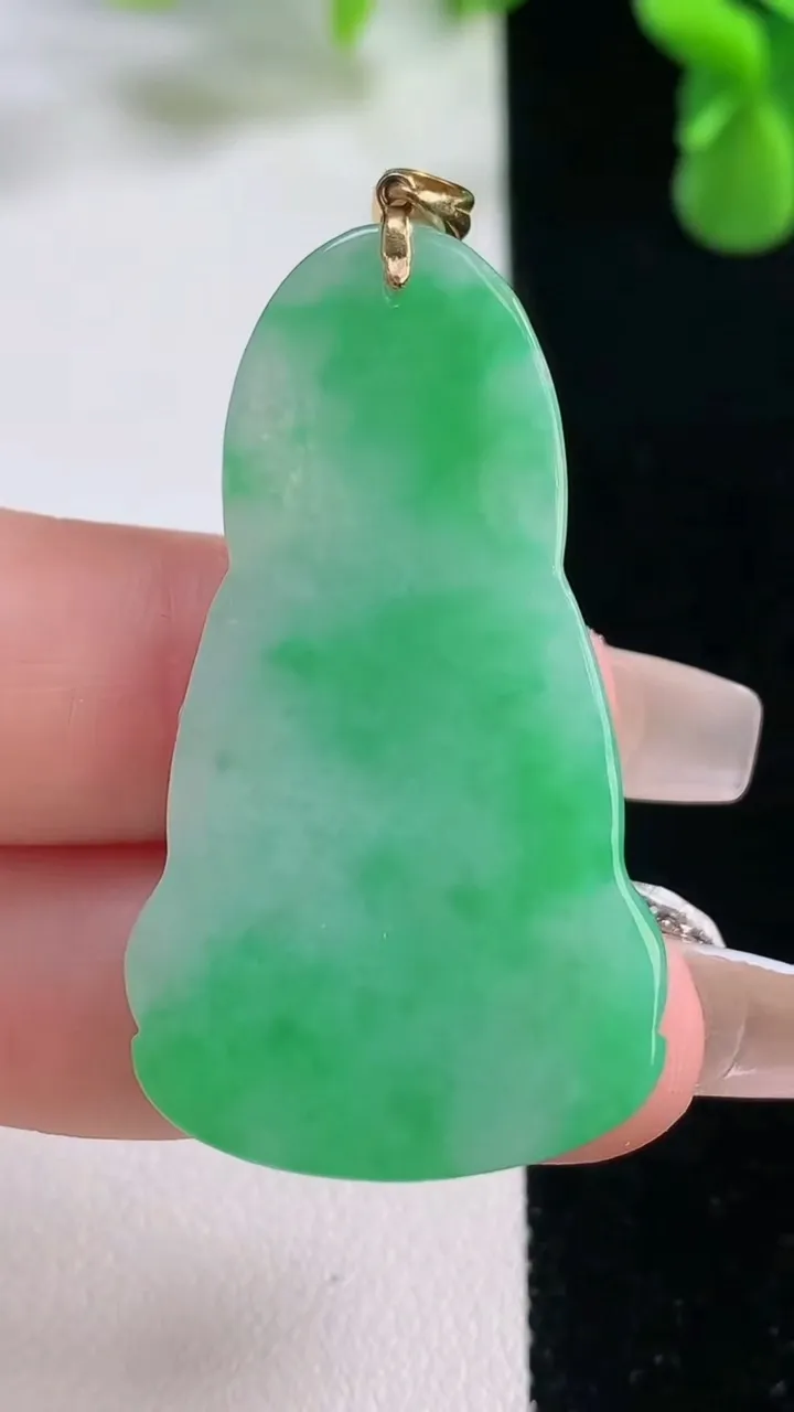 天然A货翡翠观音菩萨吊坠，尺寸42.4-24-5.3，重量:10.45g
12月20日