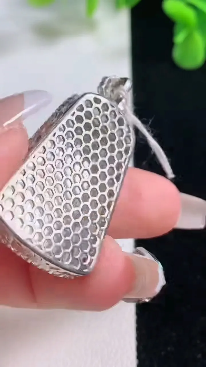 天然A货翡翠无事牌吊坠，尺寸39.7-23-8.1，裸石28.8-18.9重量:8.38g
12月20日