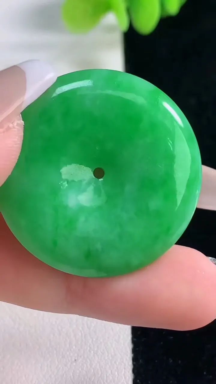 天然A货翡翠平安扣吊坠，尺寸32.6-5，重量:12.15g
12月20日