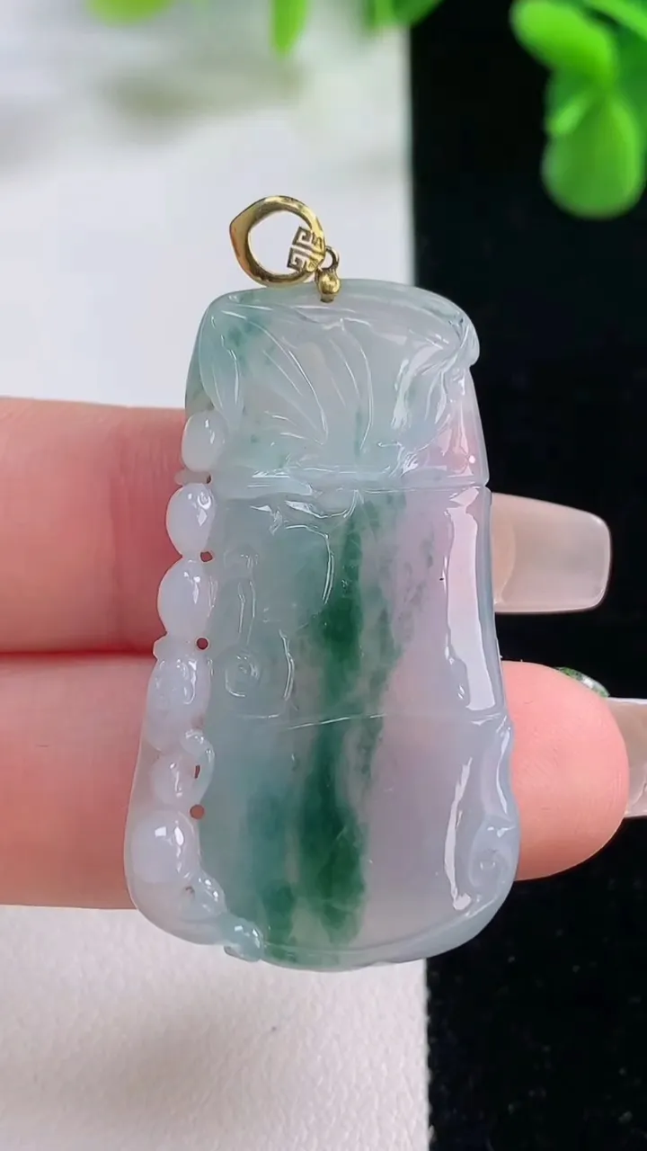 天然A货翡翠种飘花节节高升 竹节吊坠，尺寸39.8-22.4-5.6，重量:10.87g
12月20