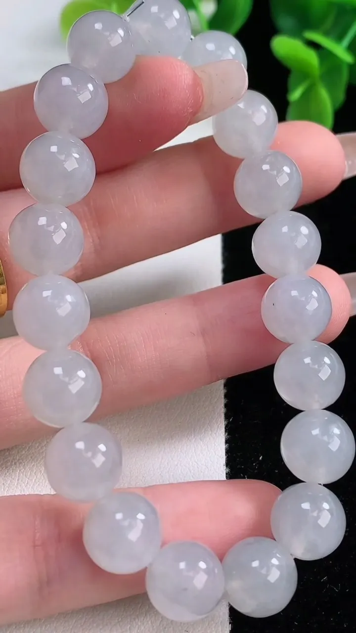 天然A货翡翠圆珠手串，尺寸10-19颗，重量:33.35g12月20日
工厂直销收藏佳品,种好水足，色泽均匀，有种有色，上手高大气！