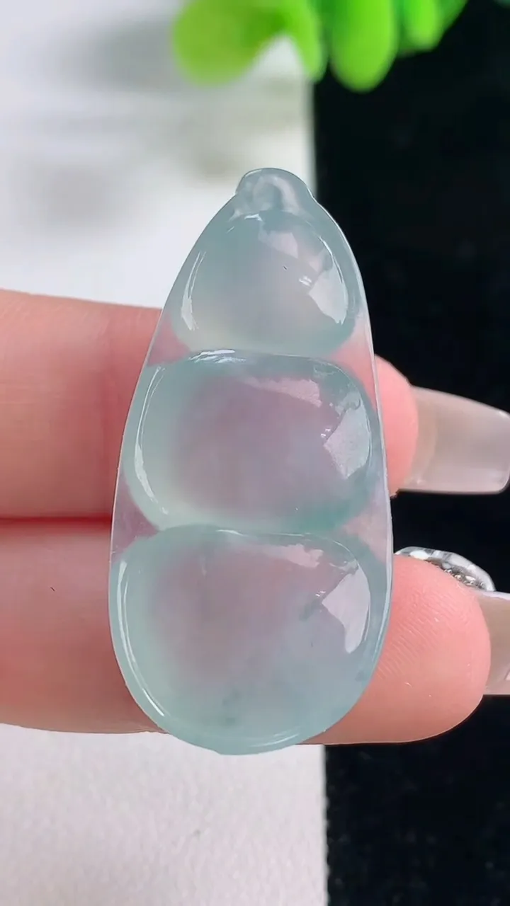 天然A货翡翠种飘花福豆吊坠，尺寸37.5-17.8-7，重量:7.68g
12月20日