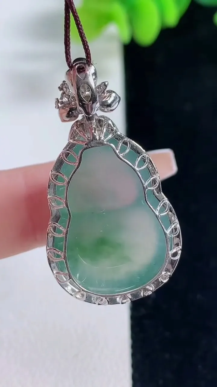 天然A货翡翠种飘花葫芦吊坠，尺寸35.7-19.5-10.6，裸石25-17.5重量:7.63g
12月20日