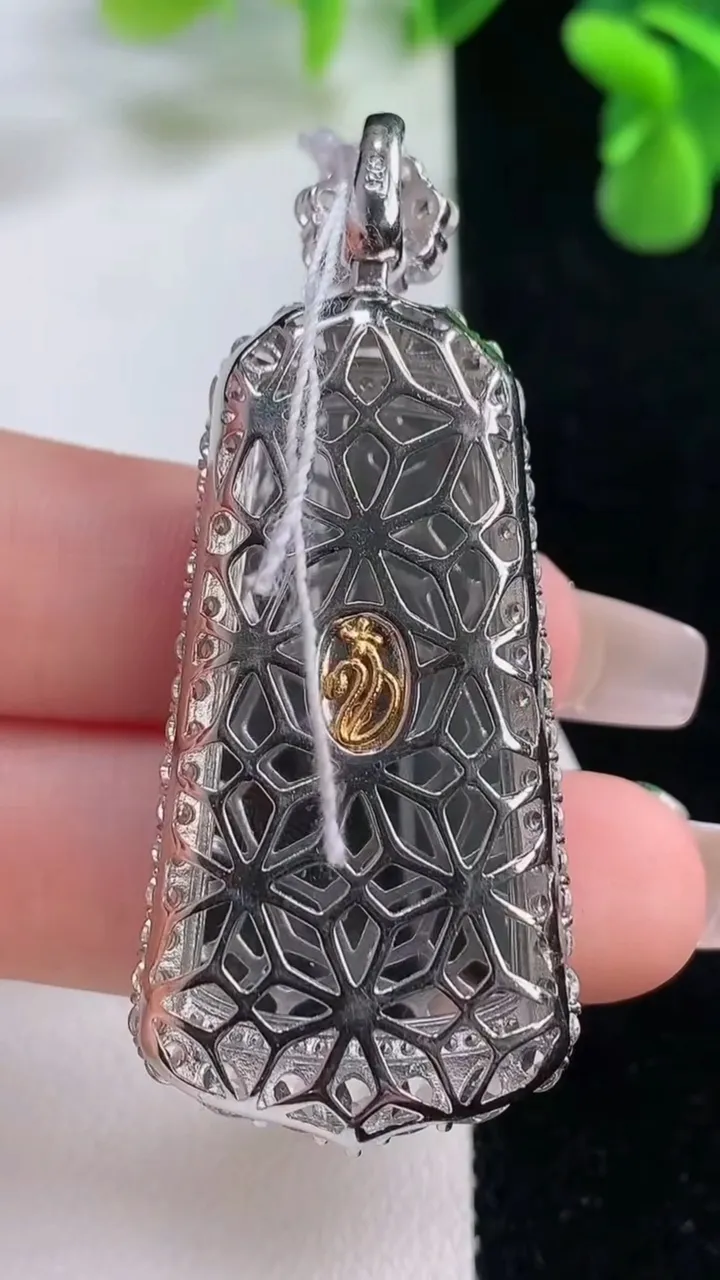 天然A货翡翠山水牌吊坠，尺寸53.9-23-9.4，裸石35.8-20重量:11.37g
12月20日