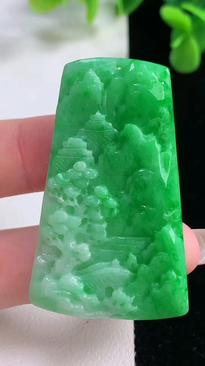 天然A货翡翠山水牌吊坠，尺寸50-30-5，重量:19.14g
12月20日