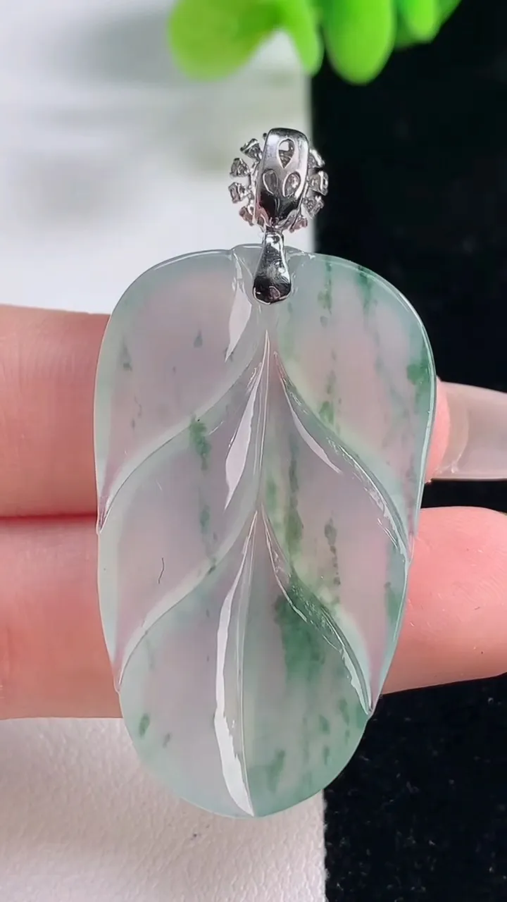 天然A货翡翠种飘花金枝玉叶 叶子吊坠，尺寸40-24.5-4.5，重量:9.92g
12月20日