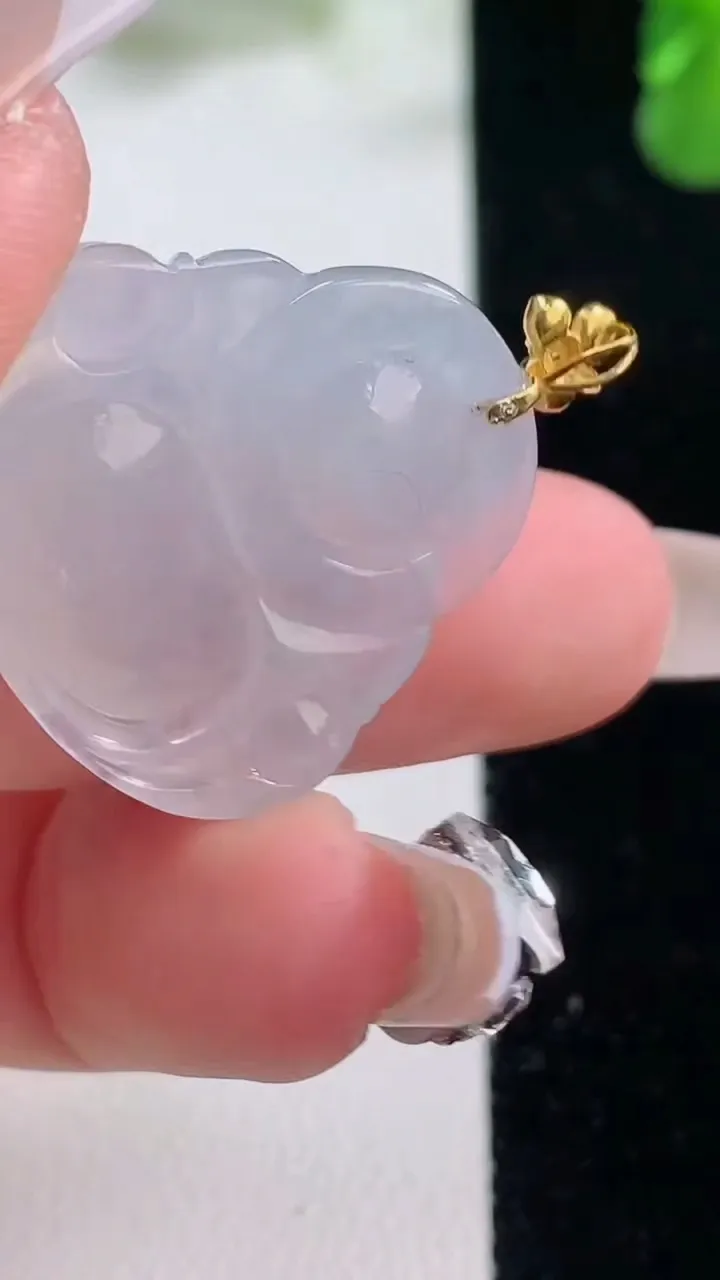 天然A货翡翠种白冰佛公吊坠，尺寸24.6-26.2-6.7，重量:6.31g
12月20日