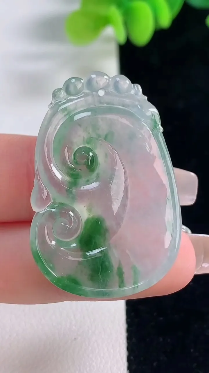 天然A货翡翠种飘花如意吊坠，尺寸37.5-25-4.9，重量:8.49g
12月20日